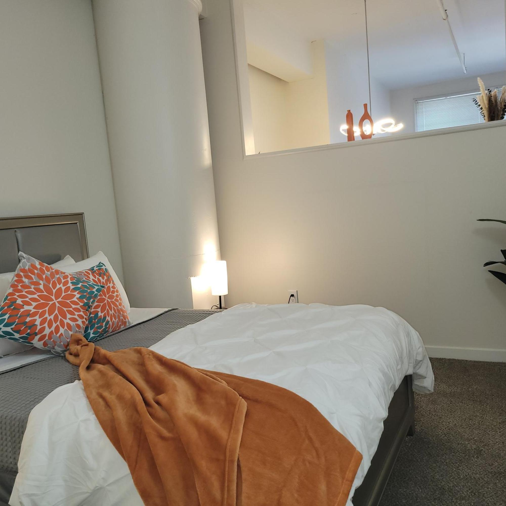 Apartment Free Parking! Downtown Lucas Oil- Conv Center Skywalk#5