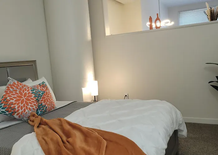Downtown Queen Suite - Free Parking- Conv Center Skywalk#5