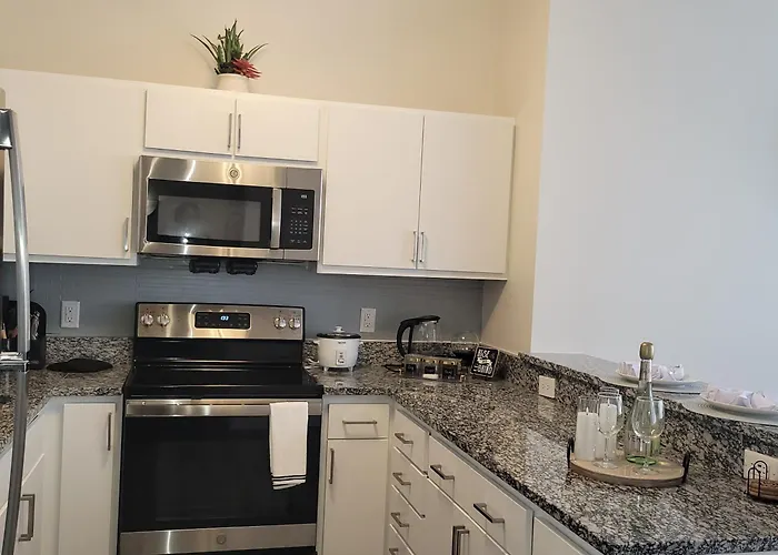 Downtown Queen Suite - Free Parking- Conv Center Skywalk#5