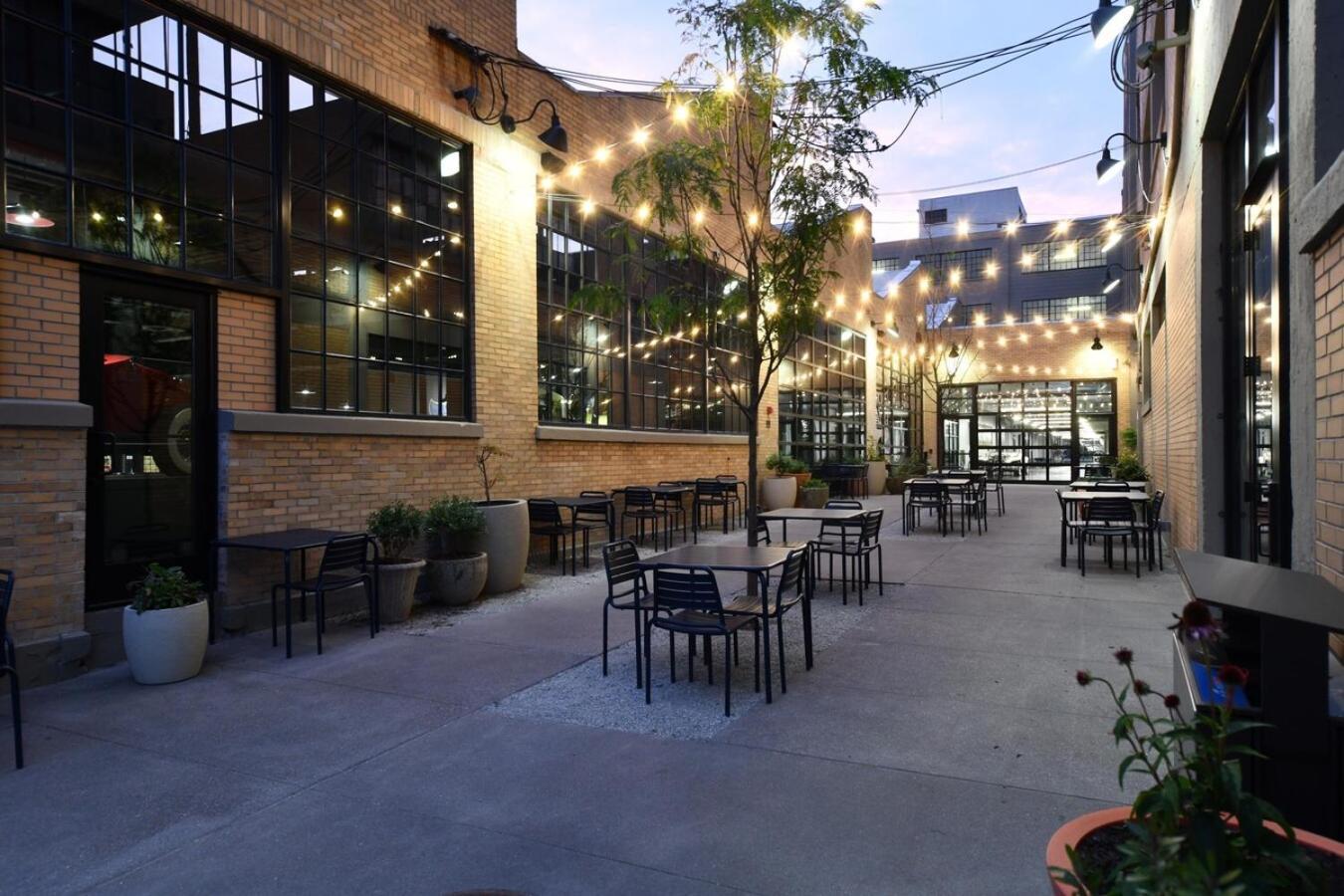 Downtown Queen - Free Parking- Conv Center Skywalk#5 Apartment