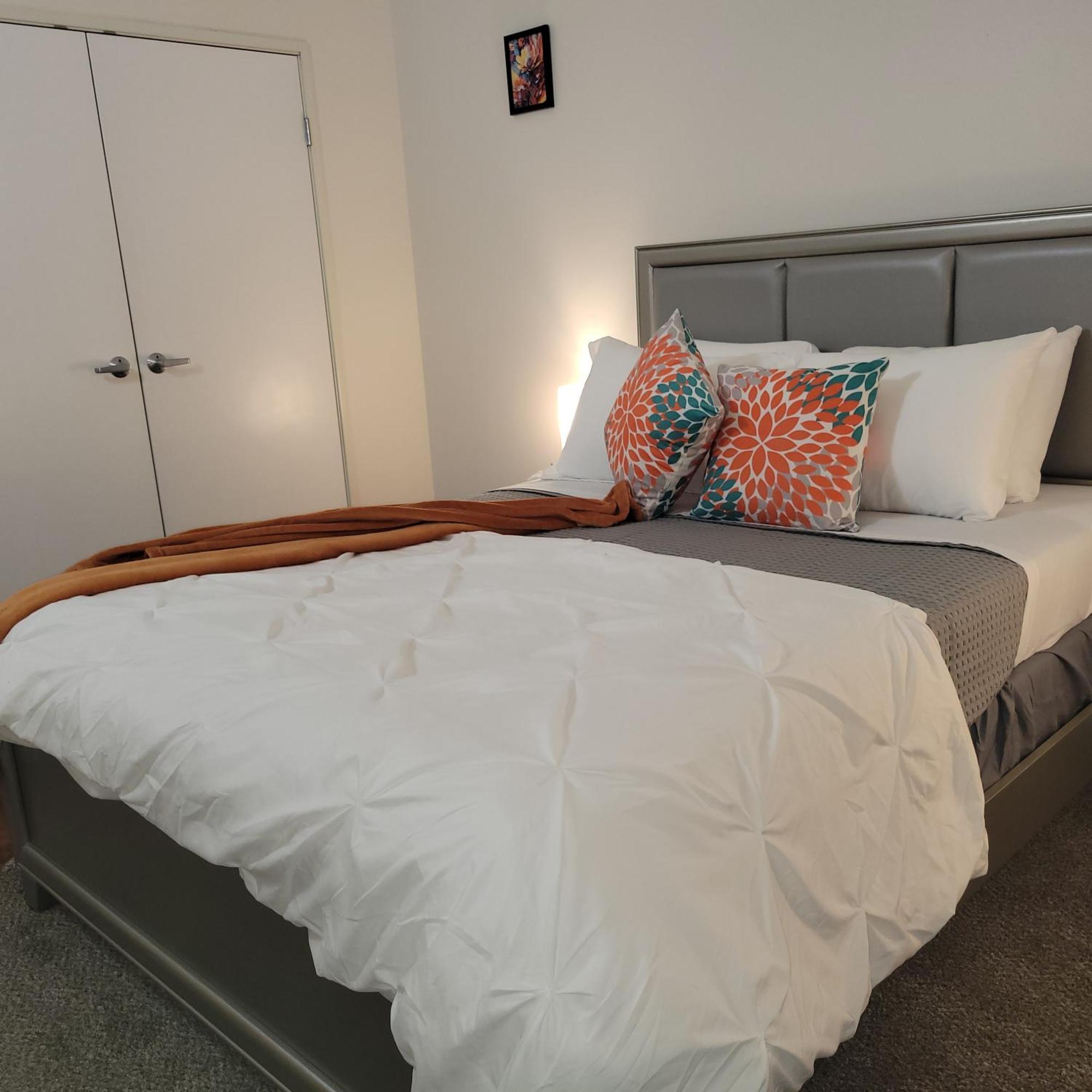 Downtown Queen - Free Parking- Conv Center Skywalk#5 Apartment *